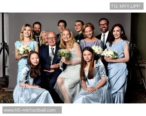 维尼修斯与模特女友甜蜜合影重修旧好感情升温引发热议